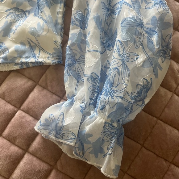 NWOT light blue white floral smocked top - Picture 4 of 8